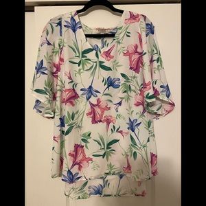 Floral V-neck flowy blouse